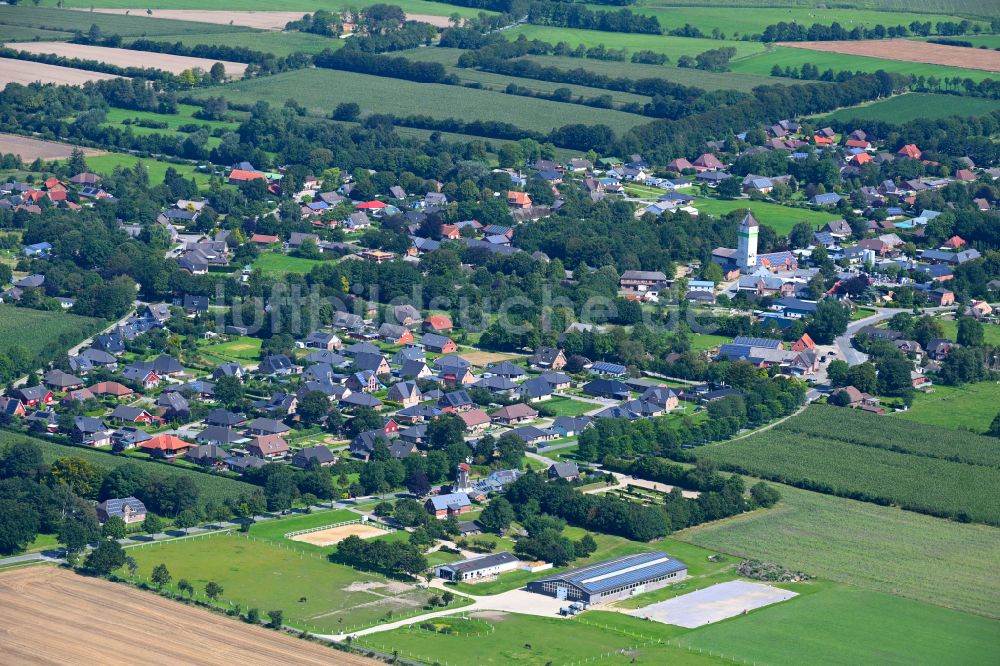 Luftbild Achtrup - Ortsansicht am Rande von landwirtschaftlichen Feldern in Achtrup im Bundesland Schleswig-Holstein, Deutschland