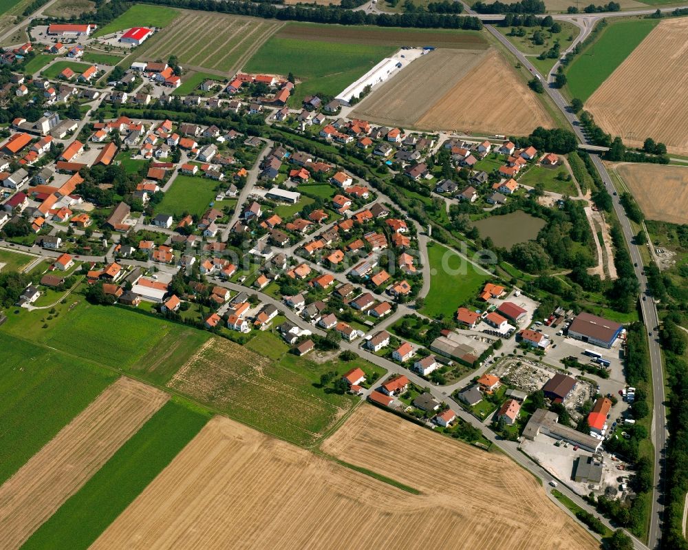 Luftaufnahme Aiterhofen - Ortsansicht am Rande von landwirtschaftlichen Feldern in Aiterhofen im Bundesland Bayern, Deutschland