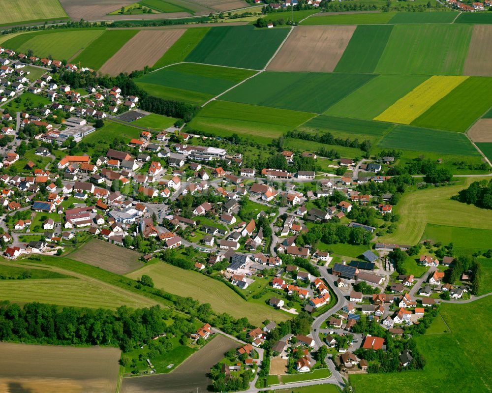 Alberweiler von oben - Ortsansicht am Rande von landwirtschaftlichen Feldern in Alberweiler im Bundesland Baden-Württemberg, Deutschland