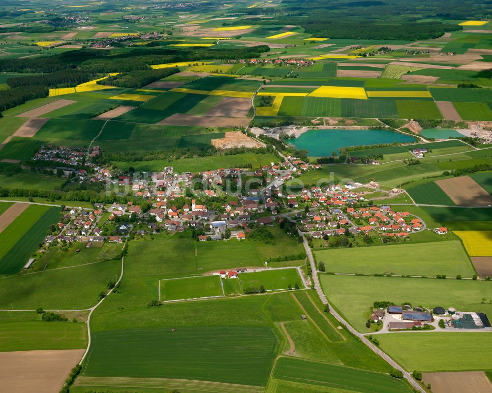 Luftaufnahme Alberweiler - Ortsansicht am Rande von landwirtschaftlichen Feldern in Alberweiler im Bundesland Baden-Württemberg, Deutschland