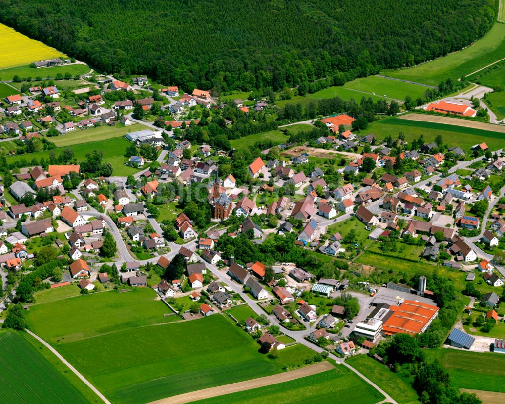 Alberweiler von oben - Ortsansicht am Rande von landwirtschaftlichen Feldern in Alberweiler im Bundesland Baden-Württemberg, Deutschland
