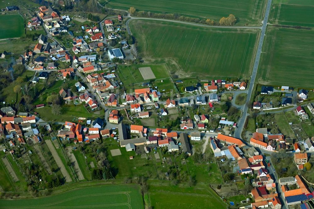 Allerstedt von oben - Ortsansicht am Rande von landwirtschaftlichen Feldern in Allerstedt im Bundesland Sachsen-Anhalt, Deutschland