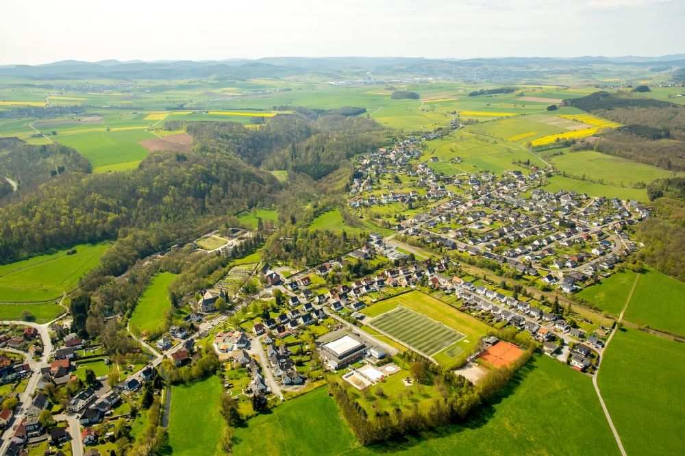 Alme aus der Vogelperspektive: Ortsansicht am Rande von landwirtschaftlichen Feldern in Alme im Bundesland Nordrhein-Westfalen, Deutschland