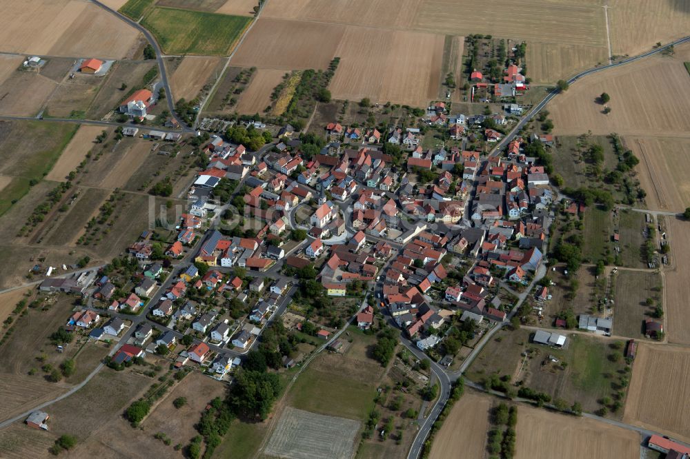 Altbessingen aus der Vogelperspektive: Ortsansicht am Rande von landwirtschaftlichen Feldern in Altbessingen im Bundesland Bayern, Deutschland