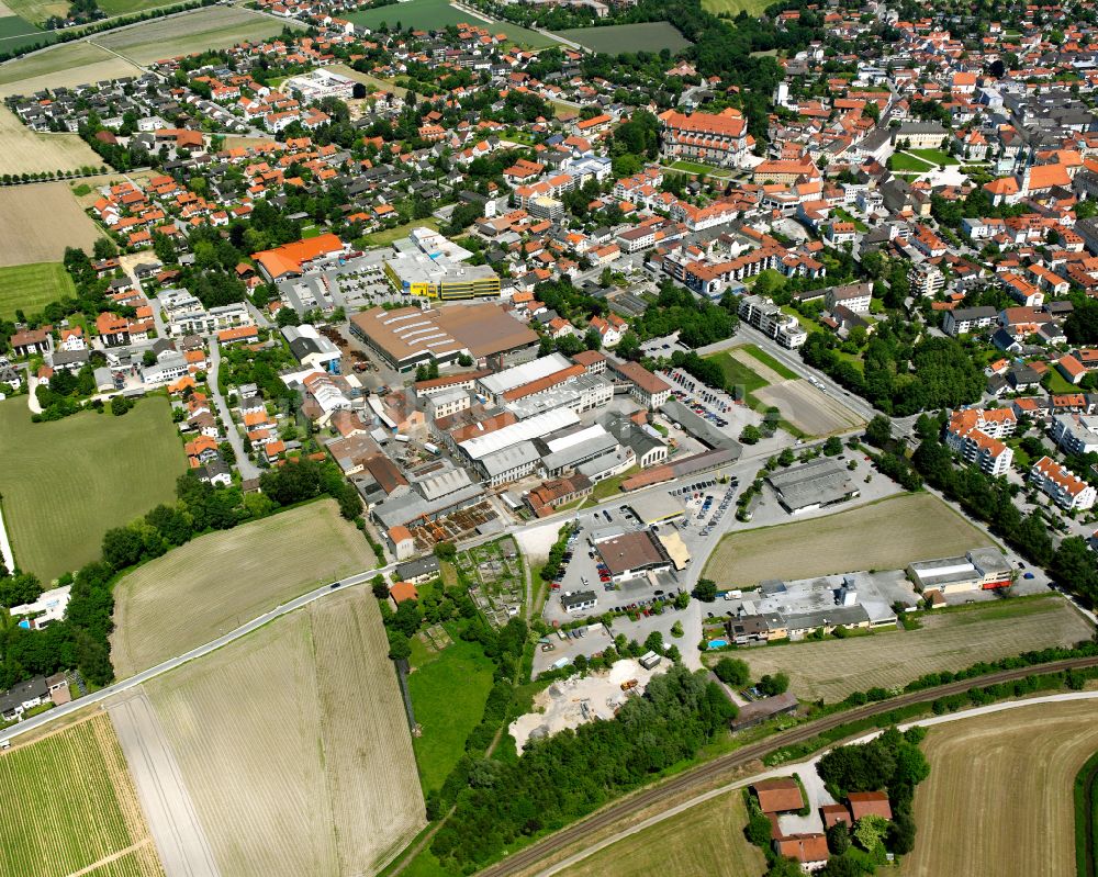 Luftaufnahme Altötting - Ortsansicht am Rande von landwirtschaftlichen Feldern in Altötting im Bundesland Bayern, Deutschland