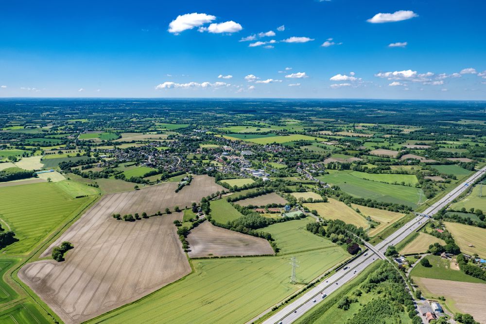 Luftbild Alveslohe - Ortsansicht am Rande von landwirtschaftlichen Feldern in Alveslohe im Bundesland Schleswig-Holstein, Deutschland