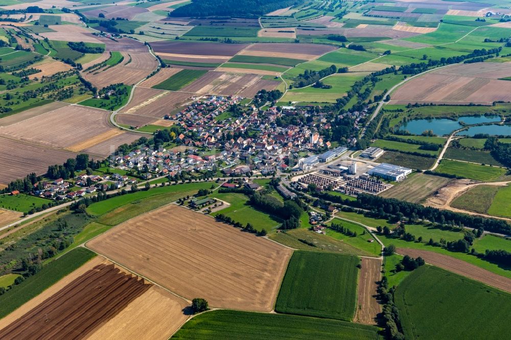 Luftaufnahme Andelfingen - Ortsansicht am Rande von landwirtschaftlichen Feldern in Andelfingen im Bundesland Baden-Württemberg, Deutschland