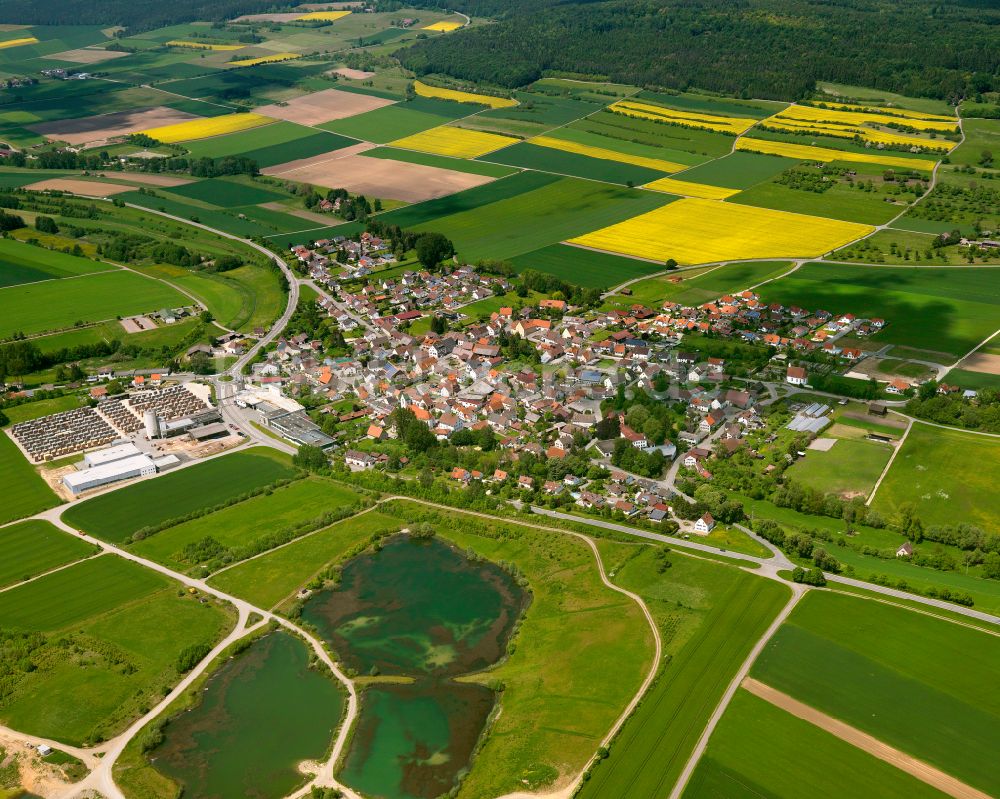 Luftaufnahme Andelfingen - Ortsansicht am Rande von landwirtschaftlichen Feldern in Andelfingen im Bundesland Baden-Württemberg, Deutschland