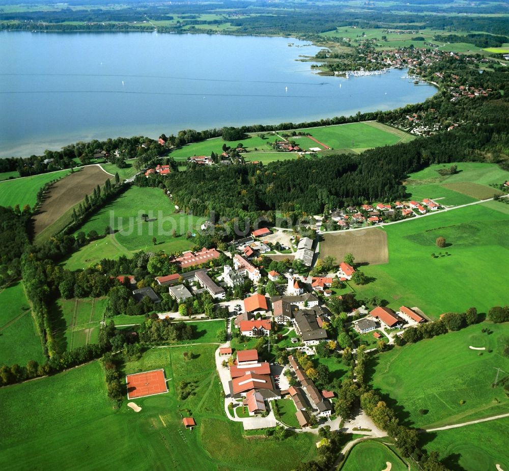Arlaching von oben - Ortsansicht am Rande von landwirtschaftlichen Feldern in Arlaching im Bundesland Bayern, Deutschland