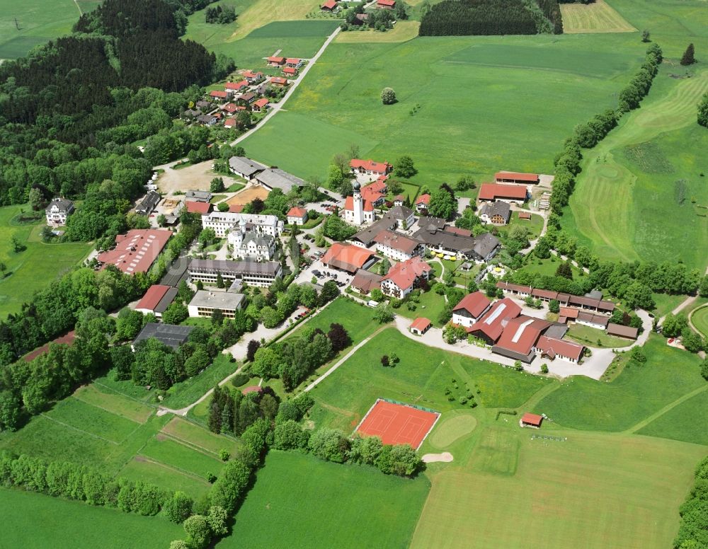 Arlaching aus der Vogelperspektive: Ortsansicht am Rande von landwirtschaftlichen Feldern in Arlaching im Bundesland Bayern, Deutschland
