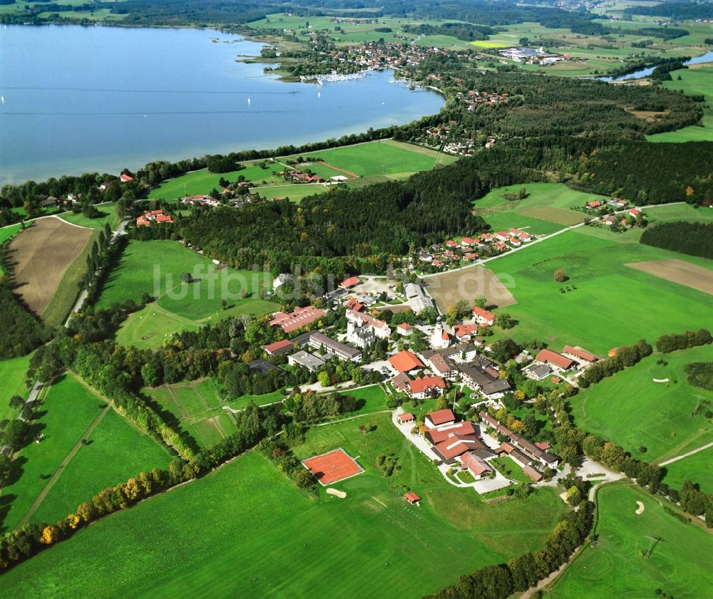 Luftbild Arlaching - Ortsansicht am Rande von landwirtschaftlichen Feldern in Arlaching im Bundesland Bayern, Deutschland