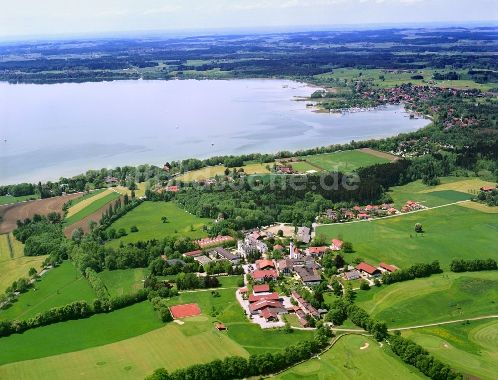Luftaufnahme Arlaching - Ortsansicht am Rande von landwirtschaftlichen Feldern in Arlaching im Bundesland Bayern, Deutschland