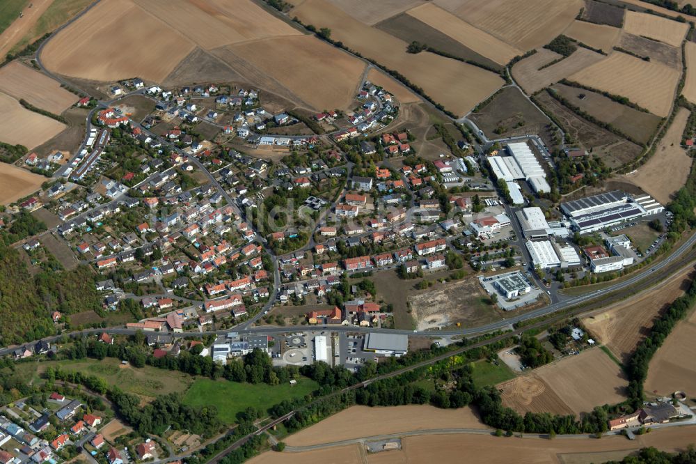 Arnstein von oben - Ortsansicht am Rande von landwirtschaftlichen Feldern in Arnstein im Bundesland Bayern, Deutschland