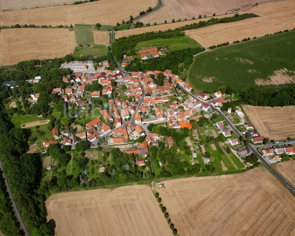 Luftaufnahme Aschara - Ortsansicht am Rande von landwirtschaftlichen Feldern in Aschara im Bundesland Thüringen, Deutschland