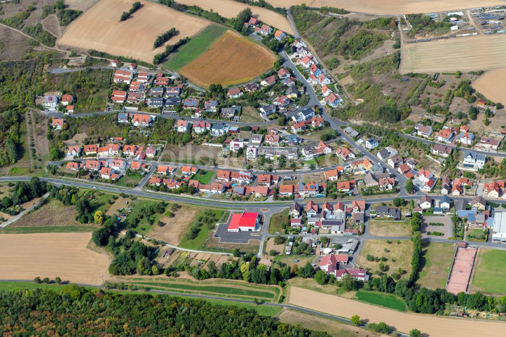 Luftaufnahme Aschfeld - Ortsansicht am Rande von landwirtschaftlichen Feldern in Aschfeld im Bundesland Bayern, Deutschland