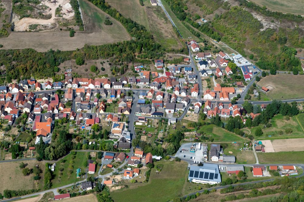 Aschfeld von oben - Ortsansicht am Rande von landwirtschaftlichen Feldern in Aschfeld im Bundesland Bayern, Deutschland