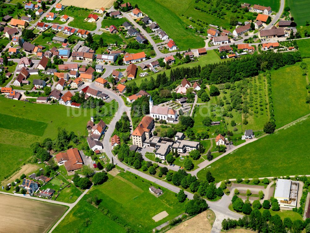 Luftaufnahme Attenweiler - Ortsansicht am Rande von landwirtschaftlichen Feldern in Attenweiler im Bundesland Baden-Württemberg, Deutschland