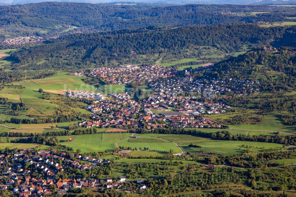 Auenwald von oben - Ortsansicht am Rande von landwirtschaftlichen Feldern in Auenwald im Bundesland Baden-Württemberg, Deutschland