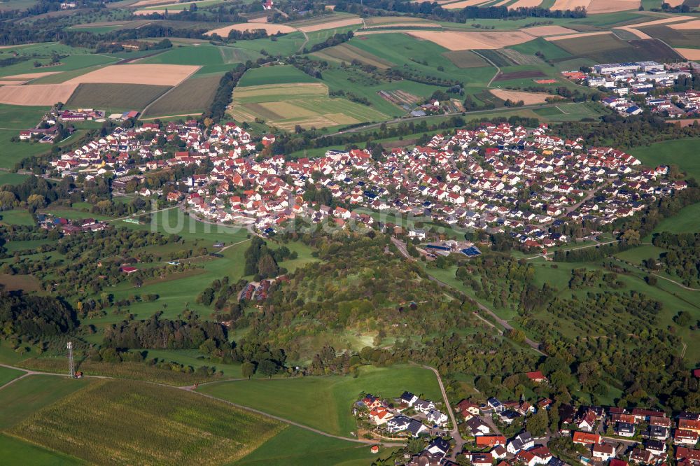 Luftaufnahme Auenwald - Ortsansicht am Rande von landwirtschaftlichen Feldern in Auenwald im Bundesland Baden-Württemberg, Deutschland