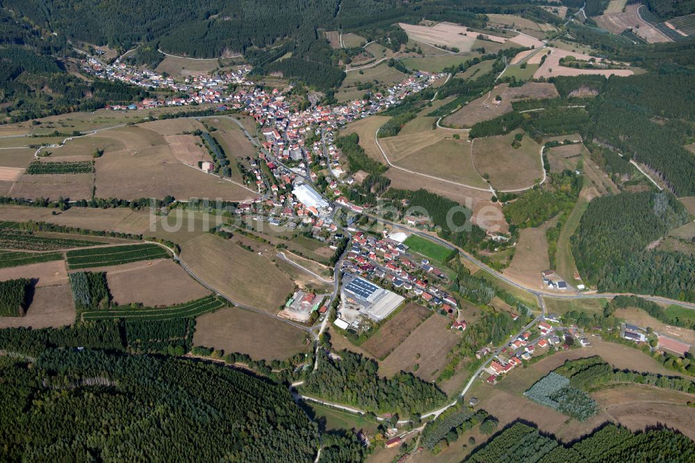 Luftaufnahme Aura im Sinngrund - Ortsansicht am Rande von landwirtschaftlichen Feldern in Aura im Sinngrund im Bundesland Bayern, Deutschland