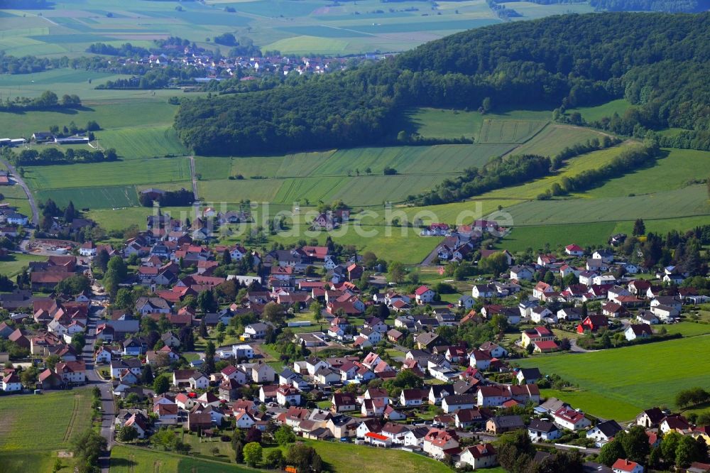 Luftaufnahme Ausbach - Ortsansicht am Rande von landwirtschaftlichen Feldern in Ausbach im Bundesland Hessen, Deutschland
