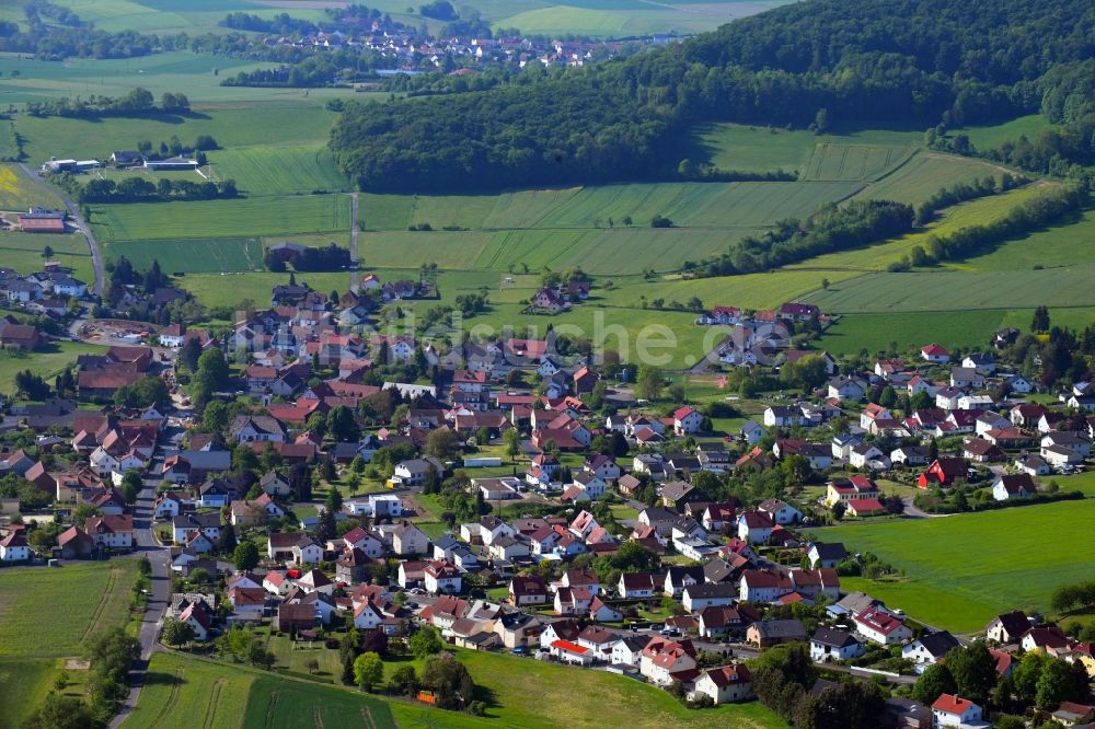Ausbach von oben - Ortsansicht am Rande von landwirtschaftlichen Feldern in Ausbach im Bundesland Hessen, Deutschland