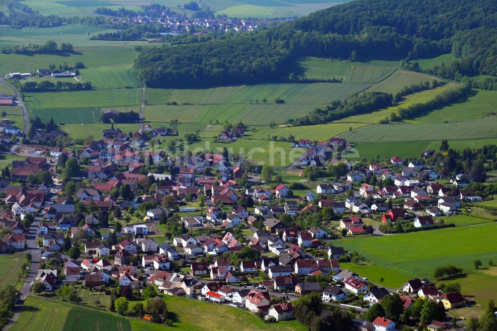 Ausbach aus der Vogelperspektive: Ortsansicht am Rande von landwirtschaftlichen Feldern in Ausbach im Bundesland Hessen, Deutschland