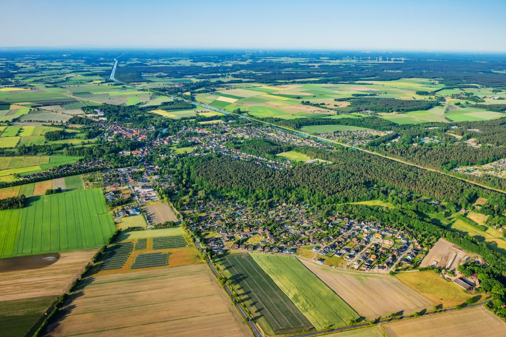 Bad Bodenteich aus der Vogelperspektive: Ortsansicht am Rande von landwirtschaftlichen Feldern in Bad Bodenteich im Bundesland Niedersachsen, Deutschland