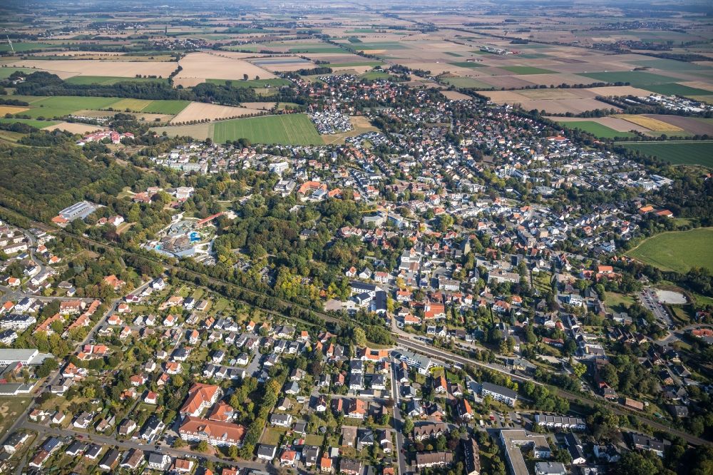 Luftbild Bad Sassendorf - Ortsansicht am Rande von landwirtschaftlichen Feldern in Bad Sassendorf im Bundesland Nordrhein-Westfalen, Deutschland