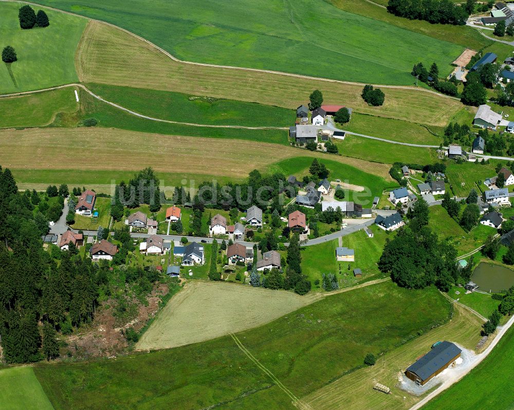 Bad Steben von oben - Ortsansicht am Rande von landwirtschaftlichen Feldern in Bad Steben im Bundesland Bayern, Deutschland