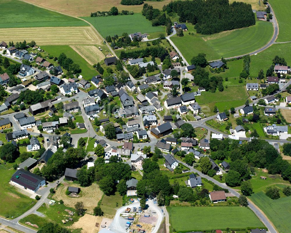 Bad Steben von oben - Ortsansicht am Rande von landwirtschaftlichen Feldern in Bad Steben im Bundesland Bayern, Deutschland