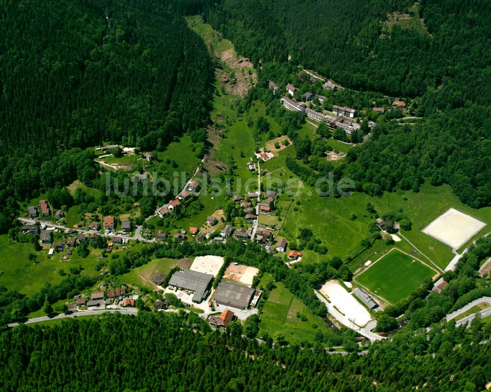 Luftaufnahme Bad Wildbad - Ortsansicht am Rande von landwirtschaftlichen Feldern in Bad Wildbad im Bundesland Baden-Württemberg, Deutschland