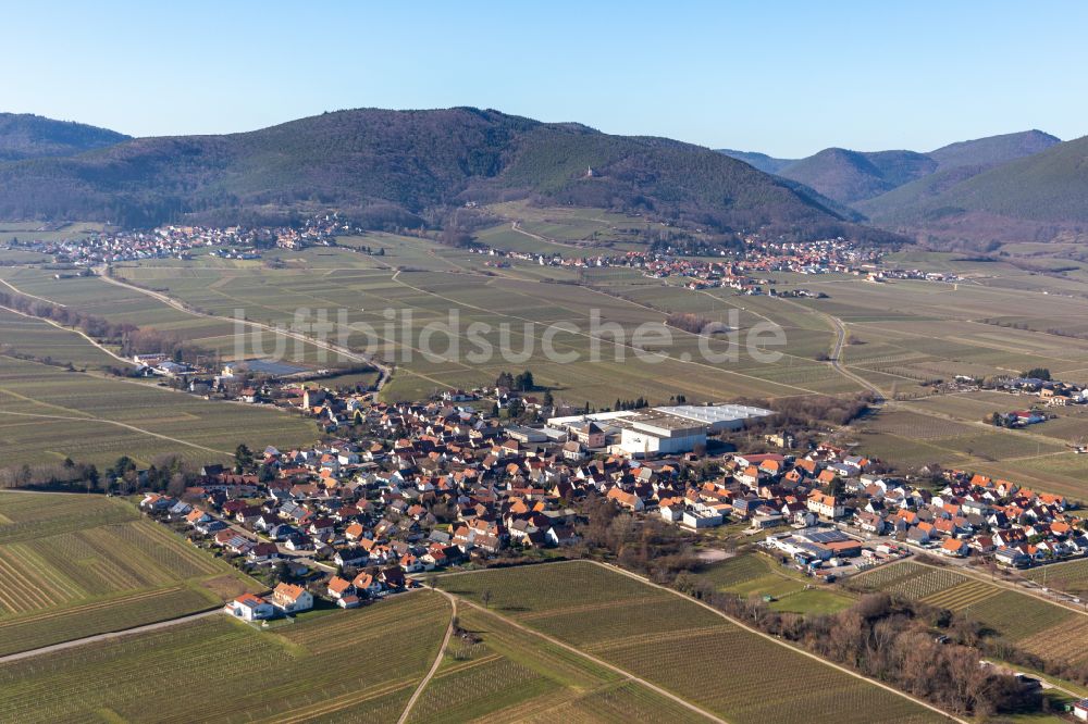 Luftaufnahme Böchingen - Ortsansicht am Rande von landwirtschaftlichen Feldern in Böchingen im Bundesland Rheinland-Pfalz, Deutschland
