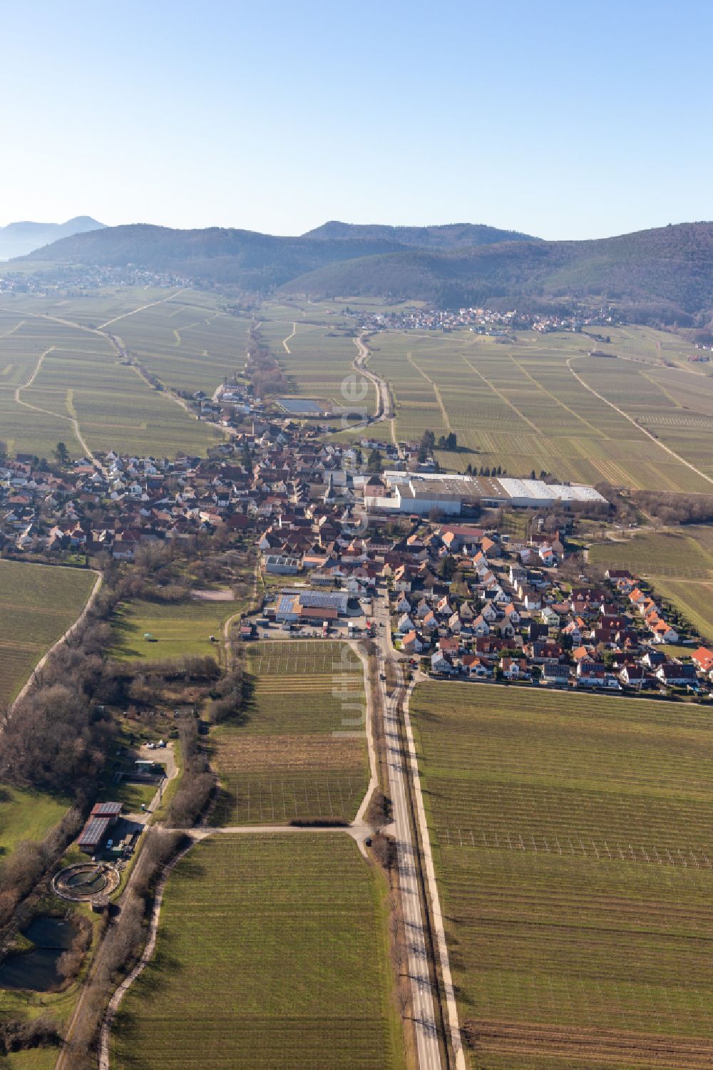 Böchingen von oben - Ortsansicht am Rande von landwirtschaftlichen Feldern in Böchingen im Bundesland Rheinland-Pfalz, Deutschland
