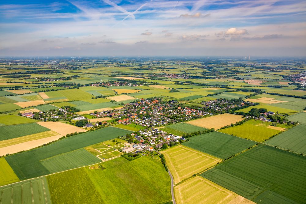 Büecke aus der Vogelperspektive: Ortsansicht am Rande von landwirtschaftlichen Feldern in Büecke im Bundesland Nordrhein-Westfalen, Deutschland