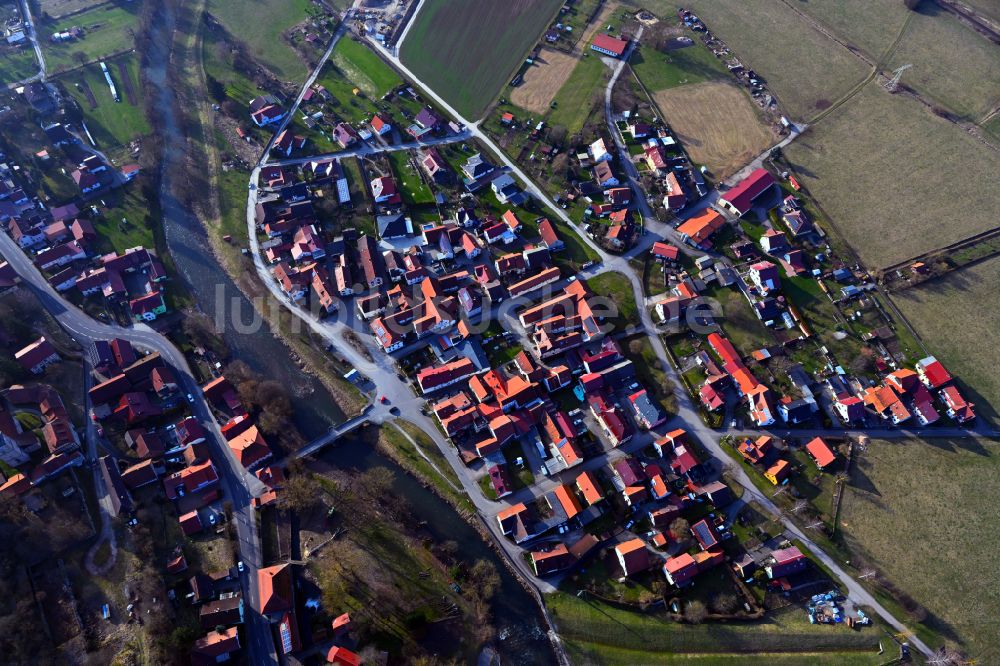 Luftaufnahme Belrieth - Ortsansicht am Rande von landwirtschaftlichen Feldern in Belrieth im Bundesland Thüringen, Deutschland