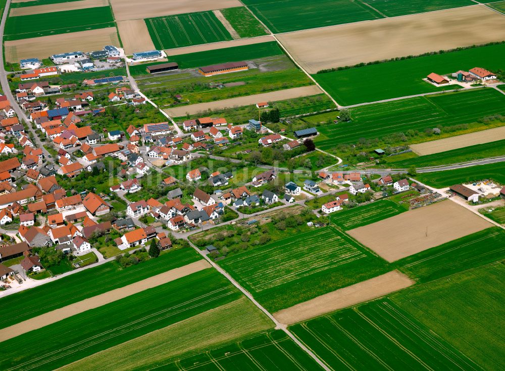 Luftaufnahme Bermaringen - Ortsansicht am Rande von landwirtschaftlichen Feldern in Bermaringen im Bundesland Baden-Württemberg, Deutschland