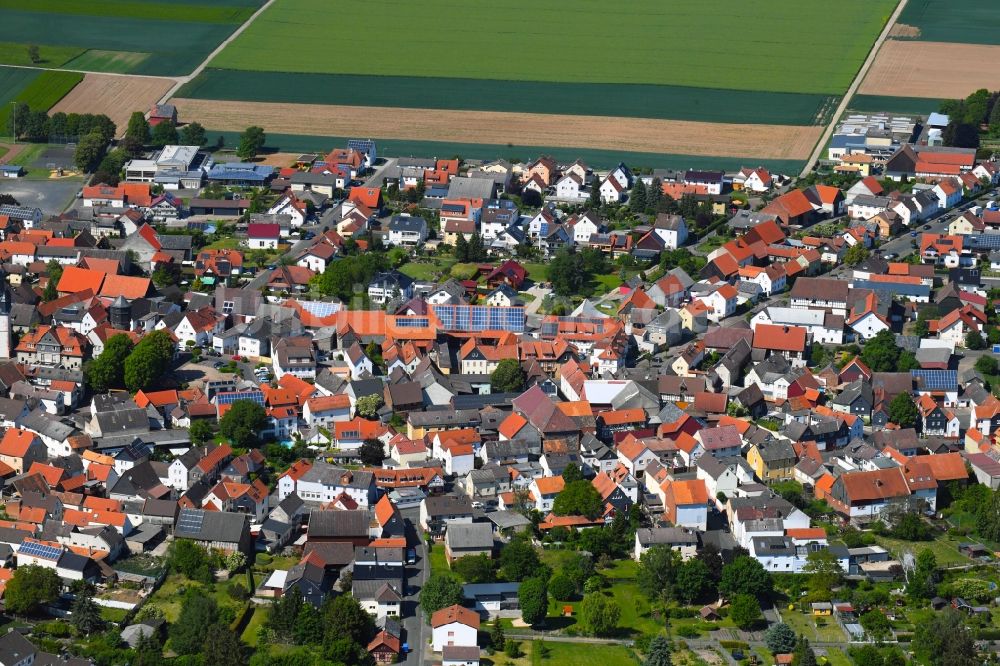 Berstadt aus der Vogelperspektive: Ortsansicht am Rande von landwirtschaftlichen Feldern in Berstadt im Bundesland Hessen, Deutschland