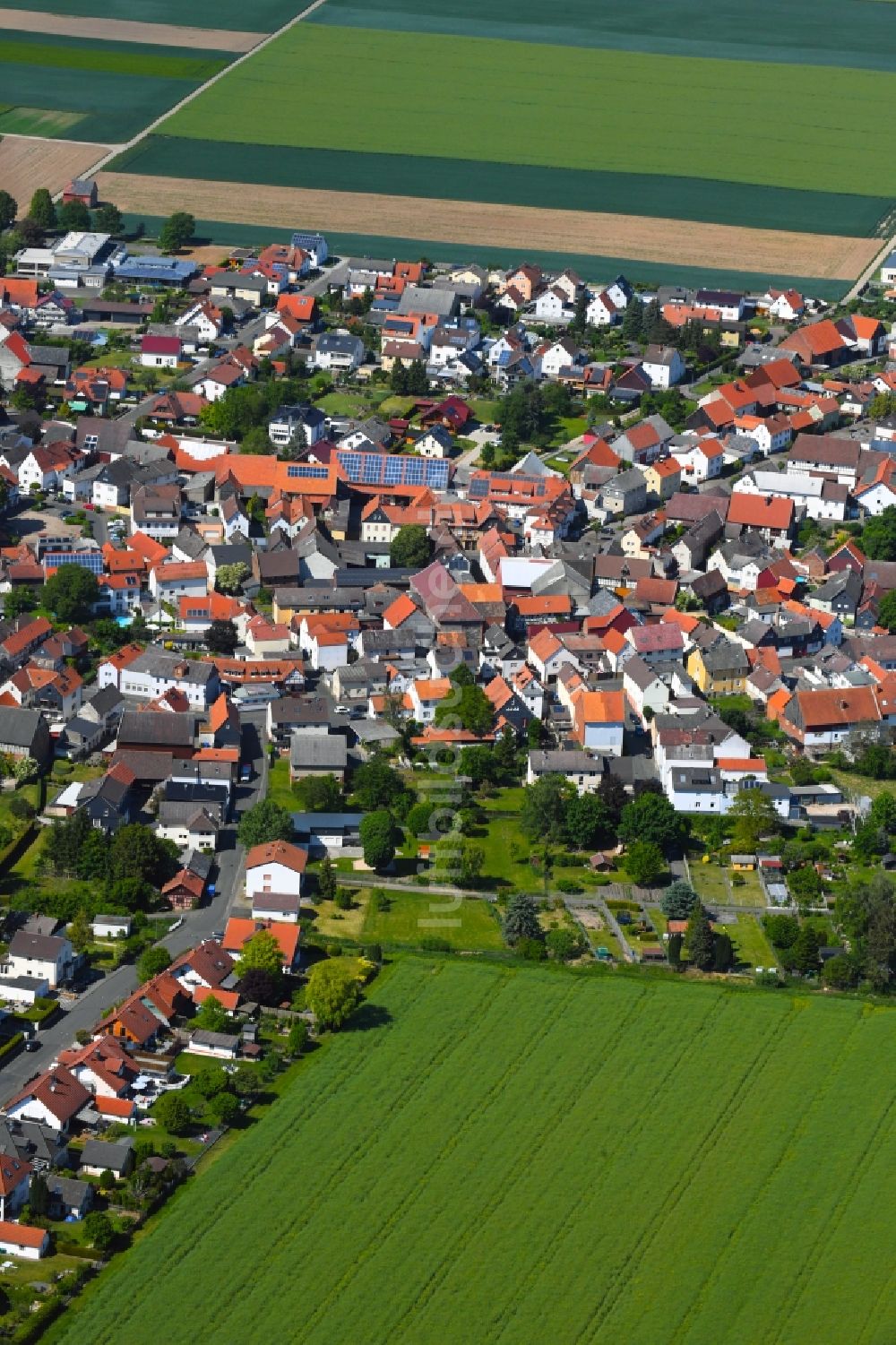 Luftbild Berstadt - Ortsansicht am Rande von landwirtschaftlichen Feldern in Berstadt im Bundesland Hessen, Deutschland