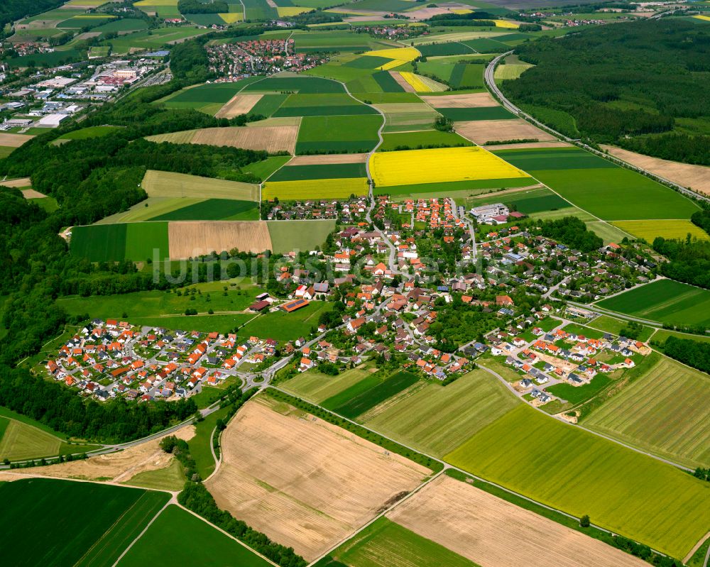 Biberach an der Riß aus der Vogelperspektive: Ortsansicht am Rande von landwirtschaftlichen Feldern in Biberach an der Riß im Bundesland Baden-Württemberg, Deutschland