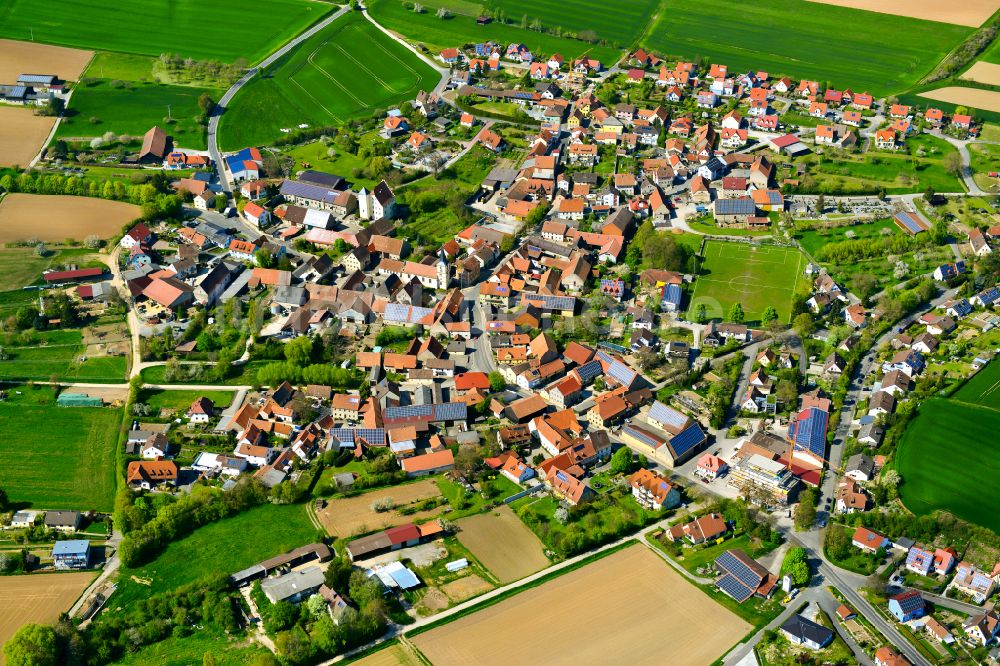 Bibergau von oben - Ortsansicht am Rande von landwirtschaftlichen Feldern in Bibergau im Bundesland Bayern, Deutschland