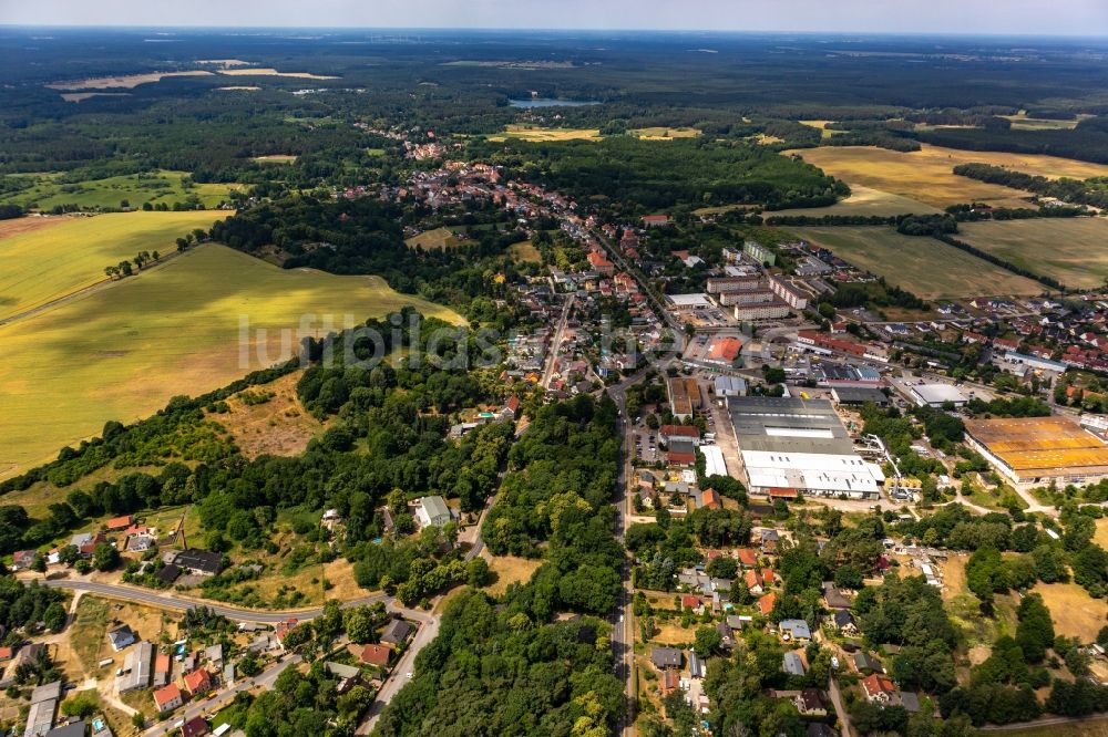 Luftbild Biesenthal - Ortsansicht am Rande von landwirtschaftlichen Feldern in Biesenthal im Bundesland Brandenburg, Deutschland