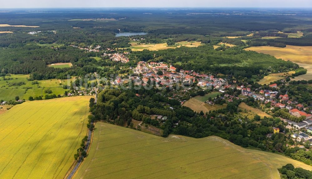 Luftaufnahme Biesenthal - Ortsansicht am Rande von landwirtschaftlichen Feldern in Biesenthal im Bundesland Brandenburg, Deutschland
