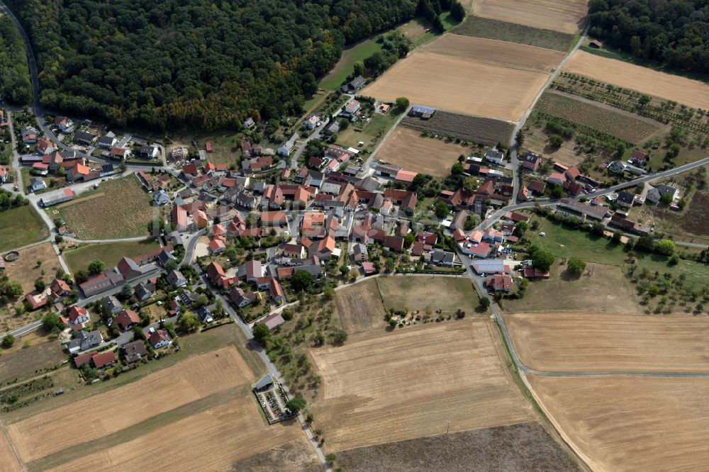 Binsbach aus der Vogelperspektive: Ortsansicht am Rande von landwirtschaftlichen Feldern in Binsbach im Bundesland Bayern, Deutschland