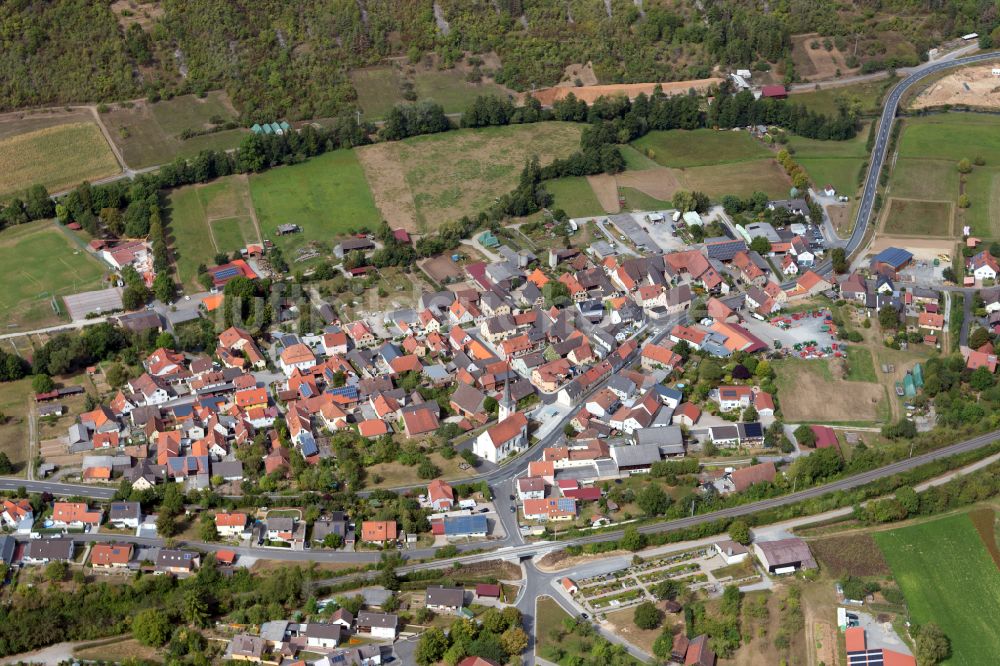 Binsfeld von oben - Ortsansicht am Rande von landwirtschaftlichen Feldern in Binsfeld im Bundesland Bayern, Deutschland