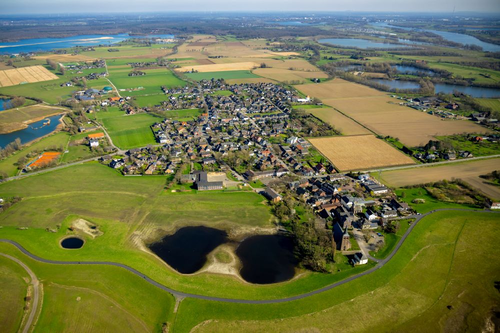 Luftaufnahme Bislich - Ortsansicht am Rande von landwirtschaftlichen Feldern in Bislich im Bundesland Nordrhein-Westfalen, Deutschland
