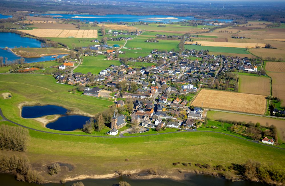 Bislich aus der Vogelperspektive: Ortsansicht am Rande von landwirtschaftlichen Feldern in Bislich im Bundesland Nordrhein-Westfalen, Deutschland