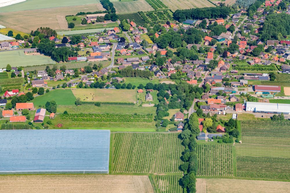Luftaufnahme Bliedersdorf - Ortsansicht am Rande von landwirtschaftlichen Feldern in Bliedersdorf im Bundesland Niedersachsen, Deutschland
