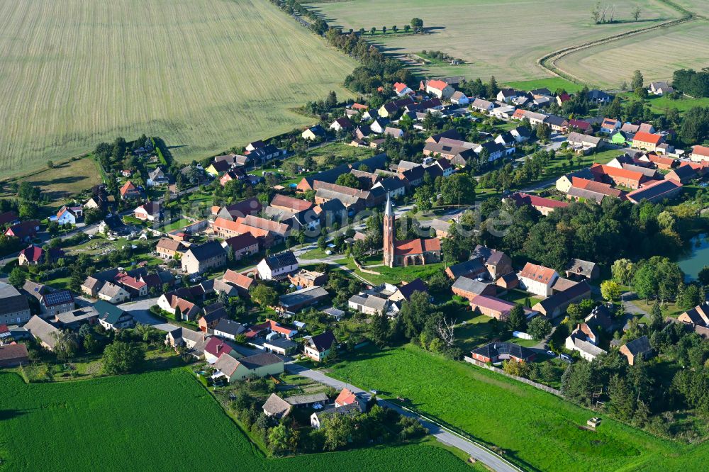 Bochow aus der Vogelperspektive: Ortsansicht am Rande von landwirtschaftlichen Feldern in Bochow im Bundesland Brandenburg, Deutschland