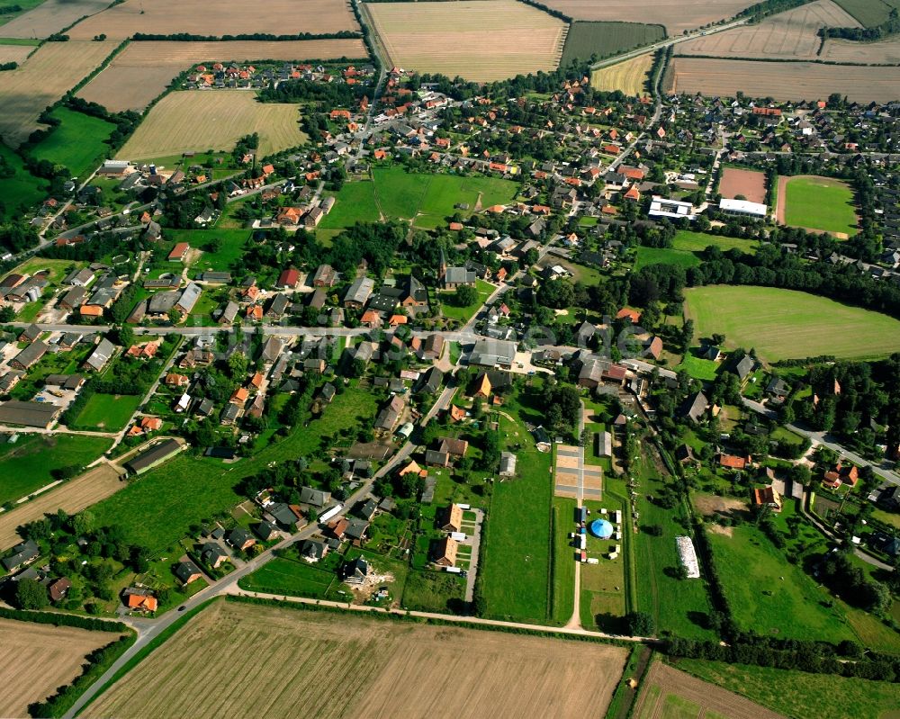 Luftaufnahme Breitenfelde - Ortsansicht am Rande von landwirtschaftlichen Feldern in Breitenfelde im Bundesland Schleswig-Holstein, Deutschland